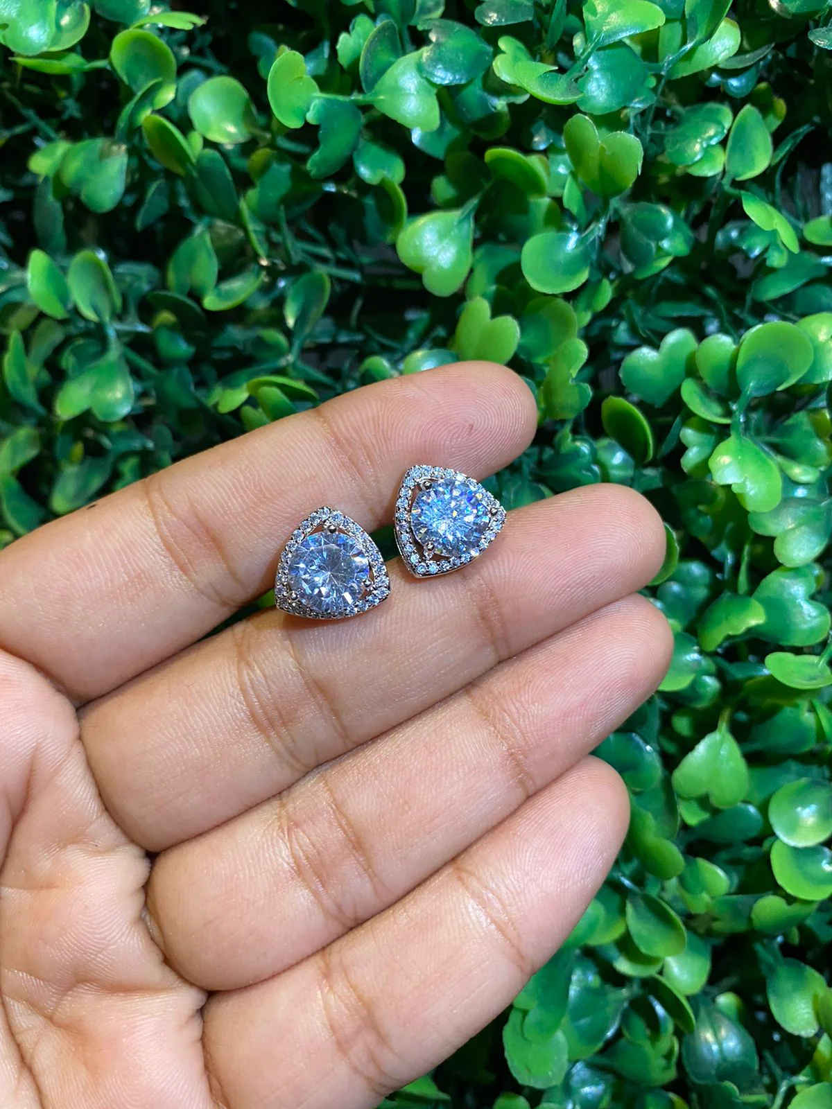 Big trillion halo screwback earrings - Image 3