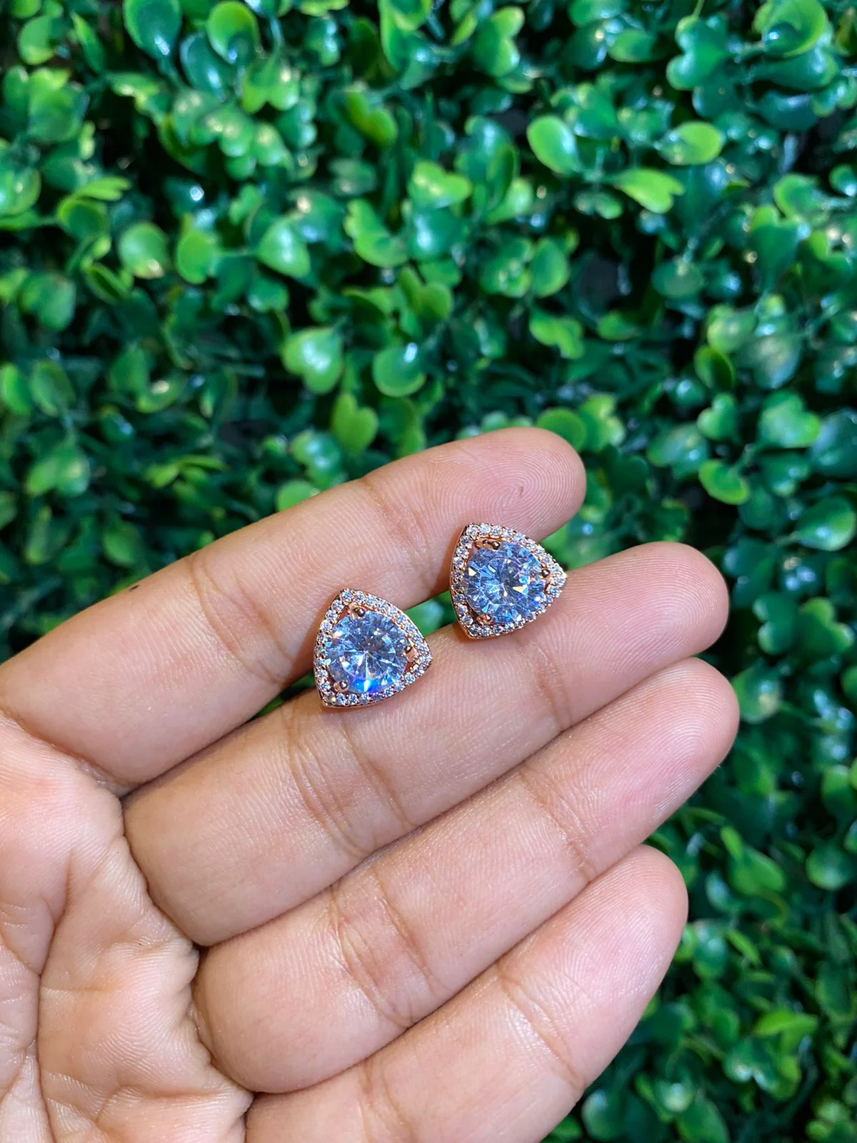 Big trillion halo screwback earrings - Image 4