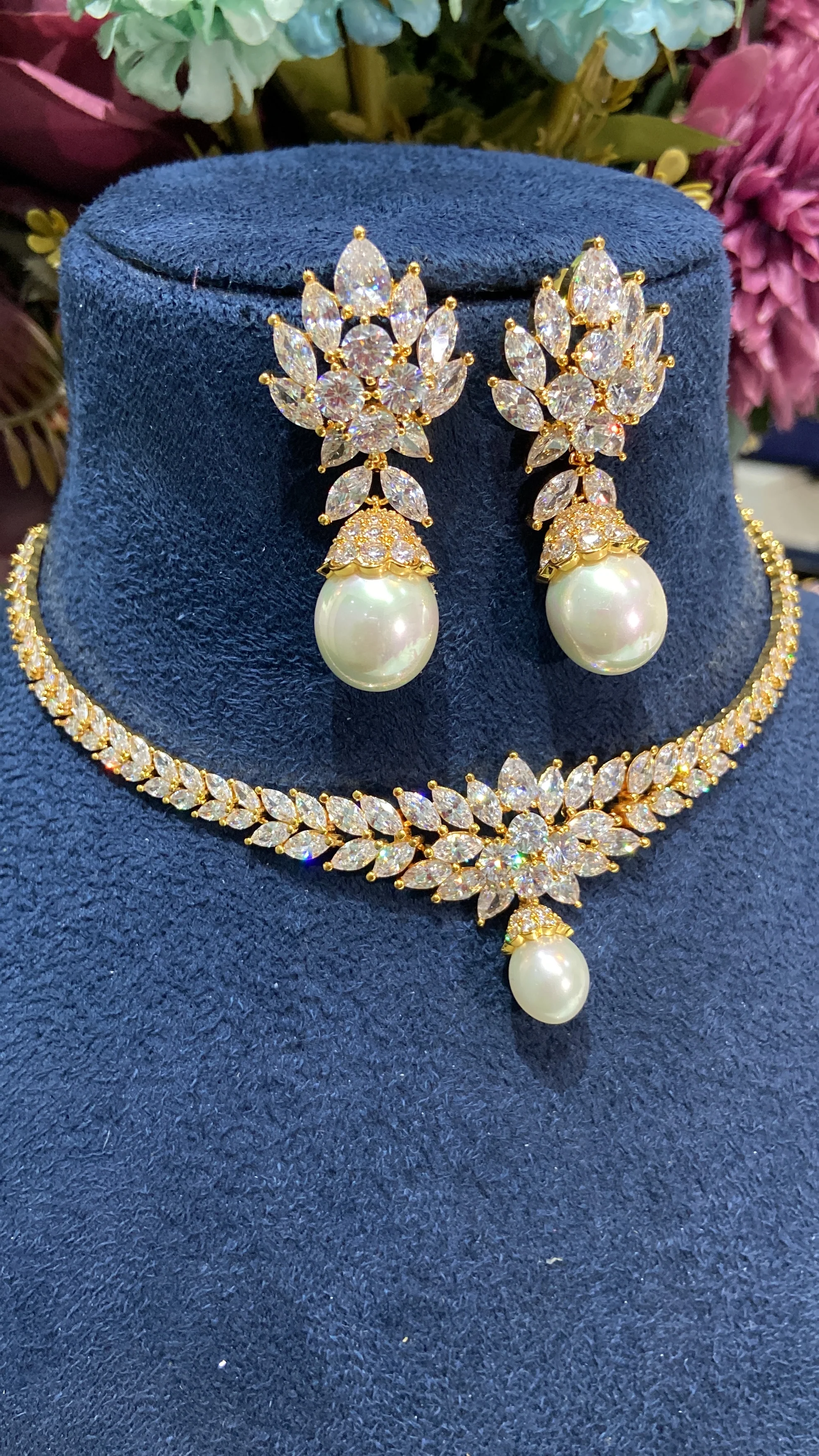 Pearl Diamante Choker set with earrings - Image 3