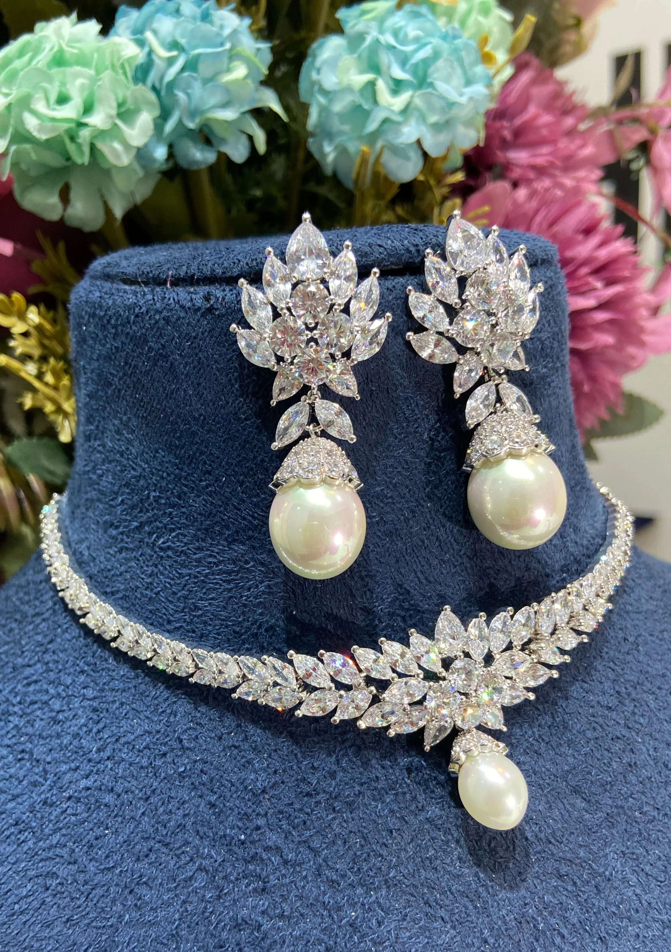 Pearl Diamante Choker set with earrings - Image 4