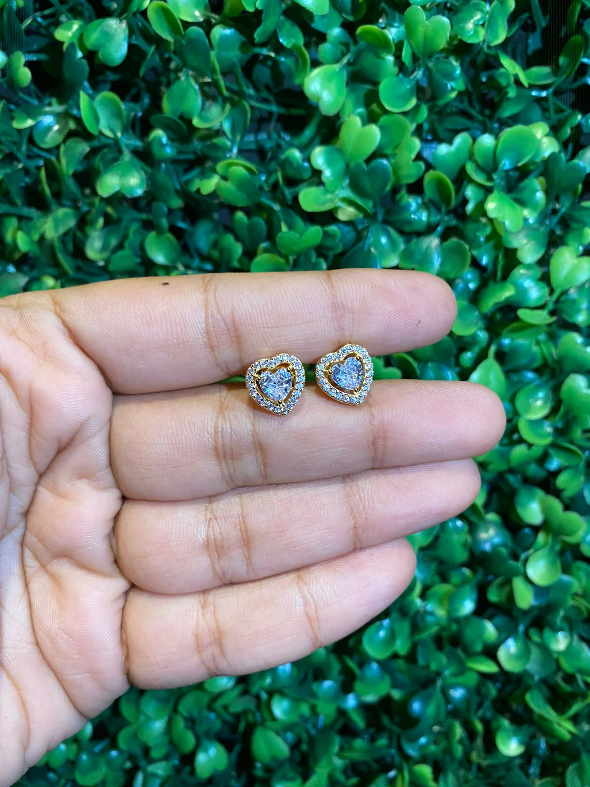 small heart halo screwback earrings - Image 4